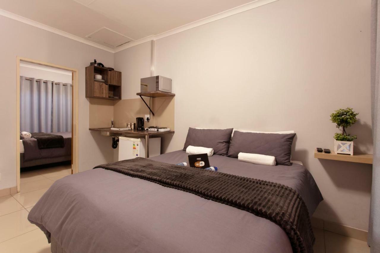 200sqm 1 bedroom, 2 Private bathroom منزل in جارسفونتين بريتوريا المظهر الخارجي الصورة